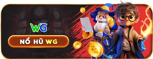 Sân cầu lông với người chơi đang đánh cầu
